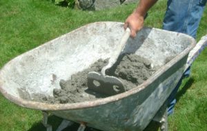 Замешивание цементно-песчаного раствора