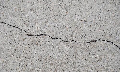 Трещина в бетоне