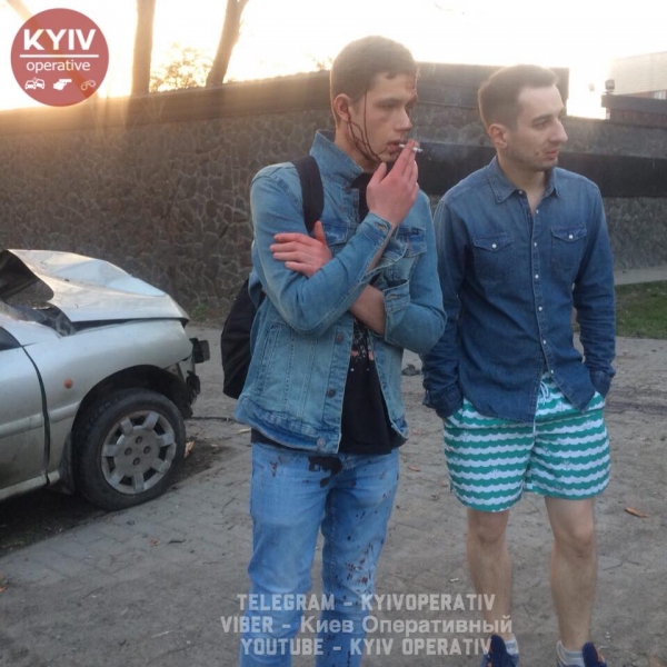 В Киеве пьяный студент снес два дерева и въехал в остановку
