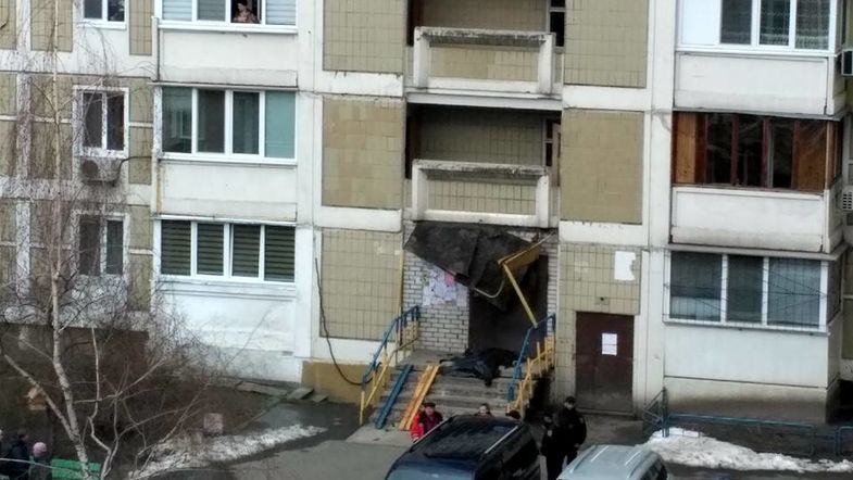 На Троещине мужчина разбился насмерть, упав с 16 этажа на козырек подъезда 