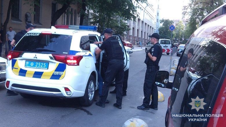 Полиция отпустила 15-летнего подростка, шедшего на митинг под Радой с автоматом Калашникова