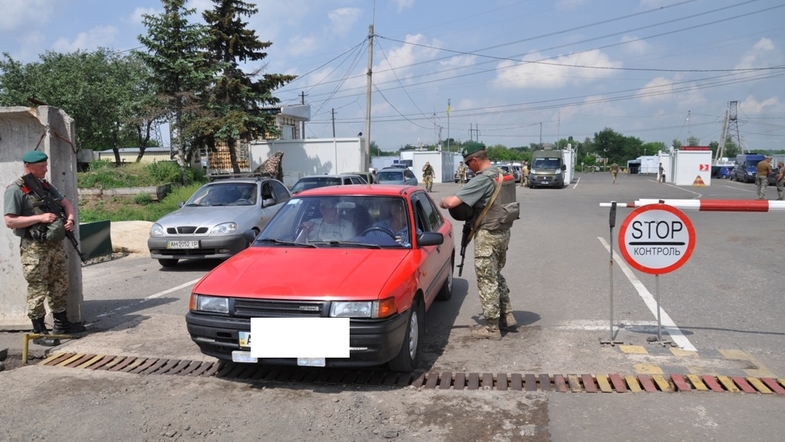 На КПВВ в Донбассе женщина в ответ на замечание совершила наезд на пограничника