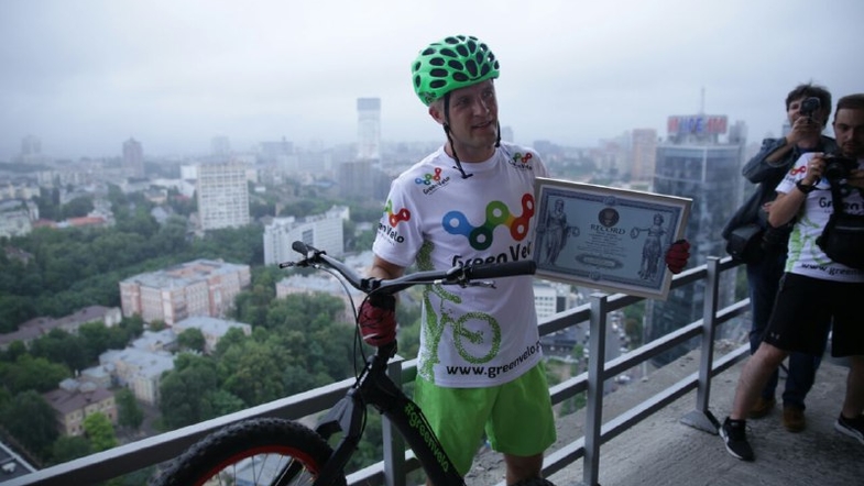 Поляк установил рекорд по восхождению на киевский небоскреб на велосипеде