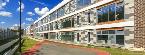 Школа с футбольной площадкой на крыше откроется в Свиблово