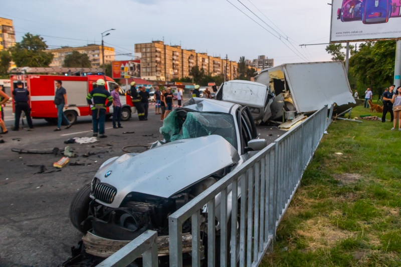 В Днепре крупная авария: грузовик снес два авто, погибли люди