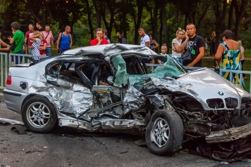 В Днепре крупная авария: грузовик снес два авто, погибли люди