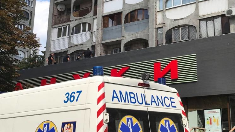 В центре Киева на крышу ресторана с высотки упала женщина, а посетители продолжали обедать