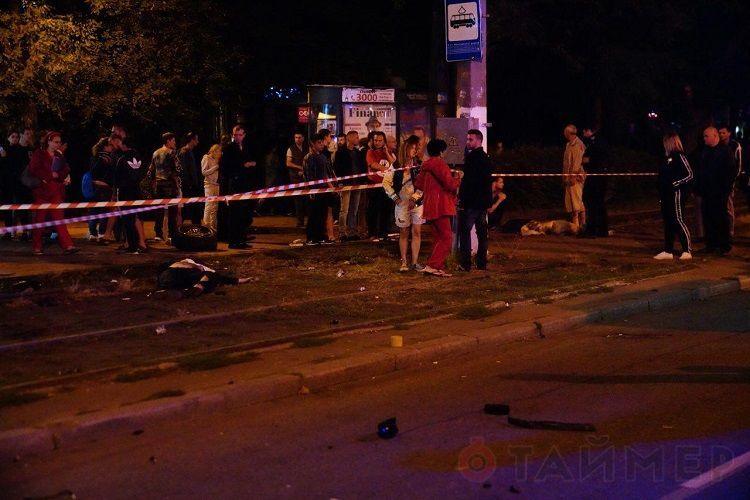 "Как с Зайцевой": в Одессе BMW на огромной скорости вылетел с дороги, врезался в остановку и сбил несколько человек насмерть (ФОТО18+)