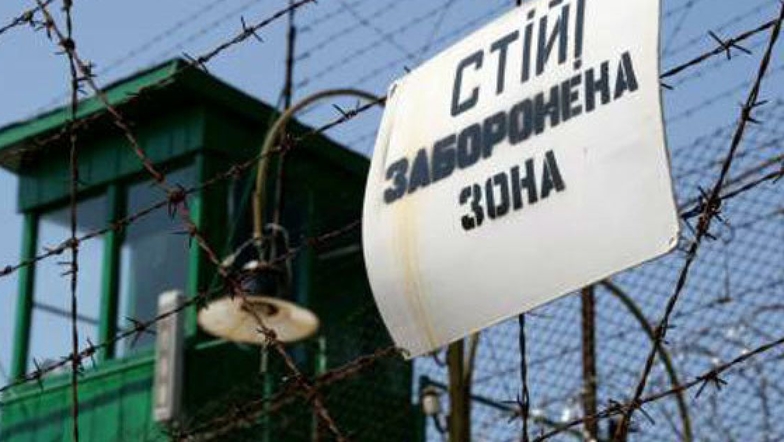 В Бориспольской колонии заключенный выбросился из окна из-за карточного долга