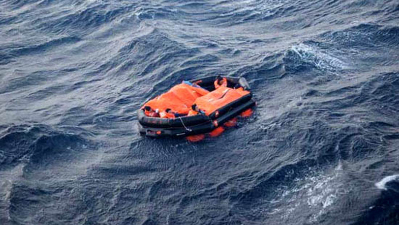 В Черном море буксир попал в экстренную ситуацию, экипаж дрейфует на плоту