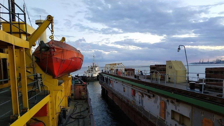 Единственный в Украине ледокол отправили на ремонт (ФОТО)