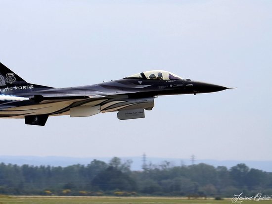 Внештатный советник офиса президента Украины не рекомендовал покупать F-16