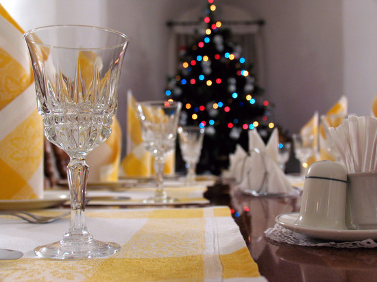 Россиян научили вежливо выпроваживать засидевшихся в новогоднюю ночь гостей