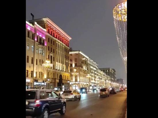 В Москве заработала праздничная архитектурно-художественная подсветка зданий и мостов
