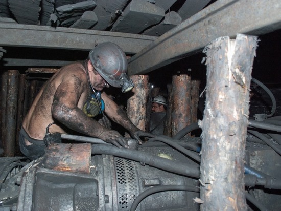 В Кузбассе произошел пожар на шахте, под землей - 128 рабочих