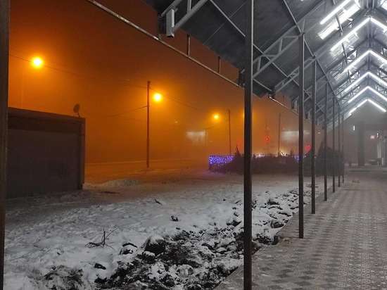 Омск задыхается от густого тумана с запахом гари