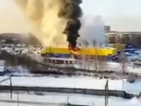 В Томске загорелся торговый центр