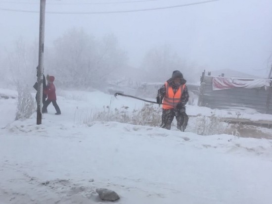 В Якутии чиновники направили коммунальщиков косить траву в -50°C