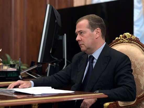 Медведев призвал не пугать Россию "адскими санкциями"