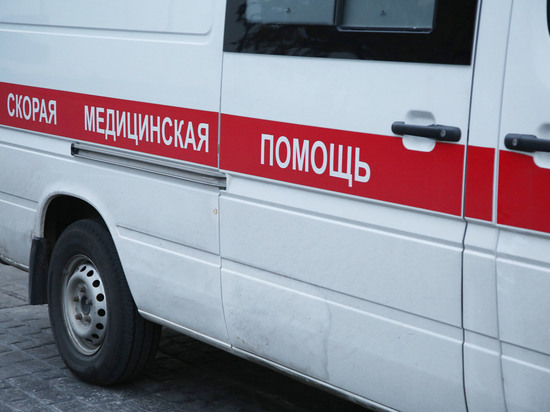 Машина сбила четырех пешеходов на остановке в Челябинске
