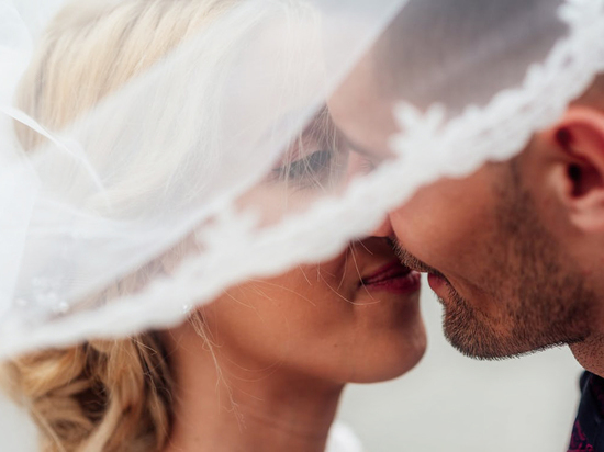 Астролог назвала "правильные" даты для свадьбы в 2022 году