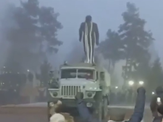 Появилось видео сноса памятника Назарбаеву в Казахстане