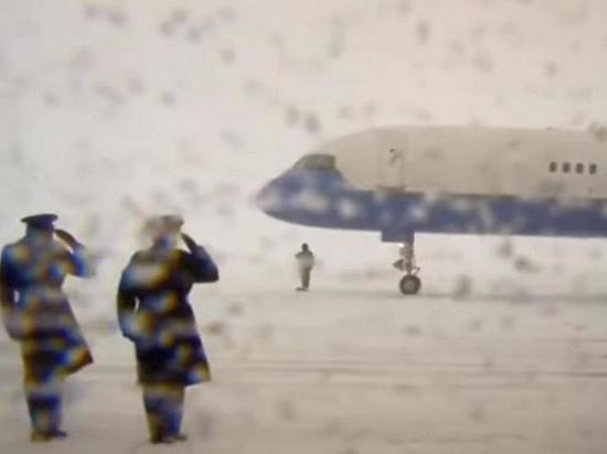 Из-за непогоды Байден 30 минут не мог выйти из самолета: видео