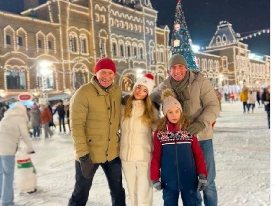 Песков устроил рождественский заезд на коньках с детьми и внучкой