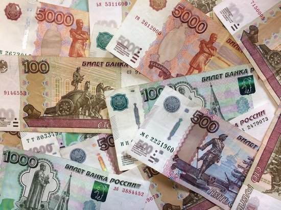 Курсы доллара и евро на торгах снизились более чем на рубль