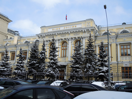Банк России остановил покупку валюты на фоне падения рубля