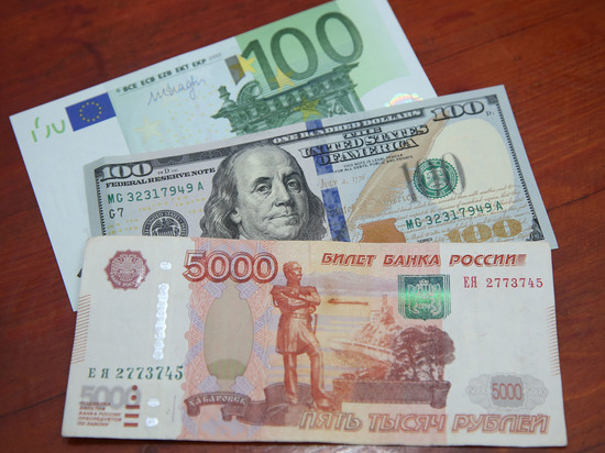 Курсы евро и доллара снизились к рублю