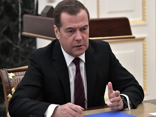 Медведев: Россия может заменить доллар на евро или юань
