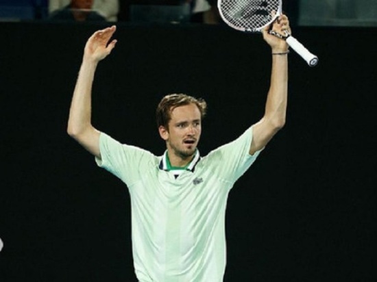 Медведев проиграл Надалю в финале Australian Open, выигрывая 2-0 по сетам