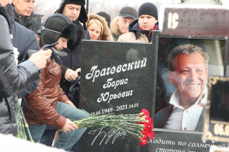 Вдову Грачевского экстренно госпитализировали после открытия памятника режиссеру