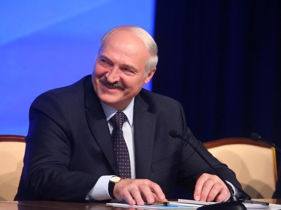 Лукашенко оказался в неприятной ситуации, пытаясь подарить мужчине цветы