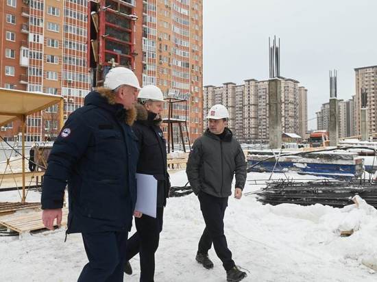 Андрей Воробьёв проверил ход строительства школы в ЖК "Гусарская баллада"