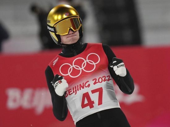 Норвежец Линдвик выиграл олимпийское золото на большом трамплине