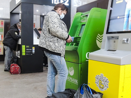 Специалист дал советы по безопасному снятию денег в банкомате