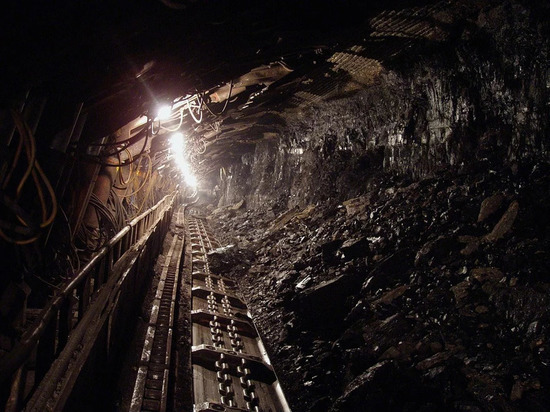 Трое рабочих могут находиться под завалами шахты в Ростовской области