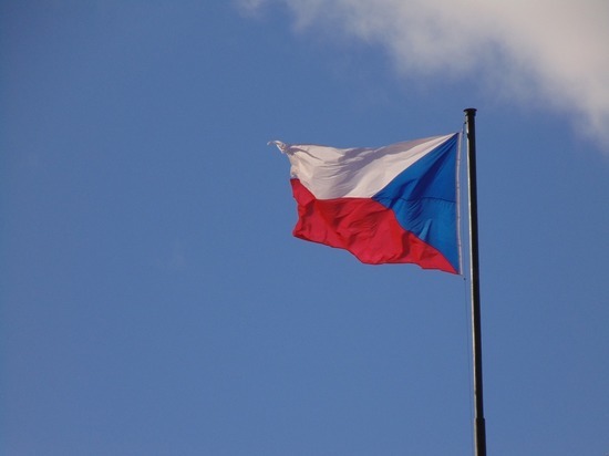 Чехия останавливает выдачу россиянам вида на жительство