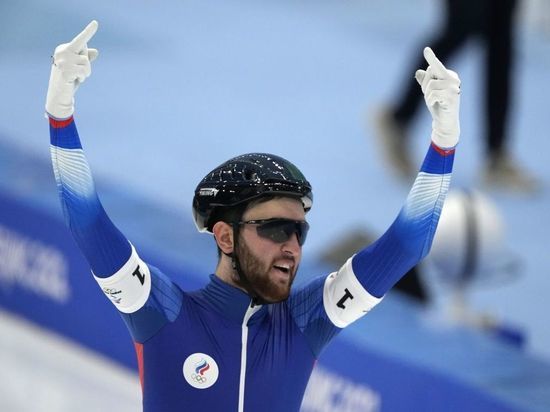 Российский конькобежец объяснил свои неприличные жесты после забега