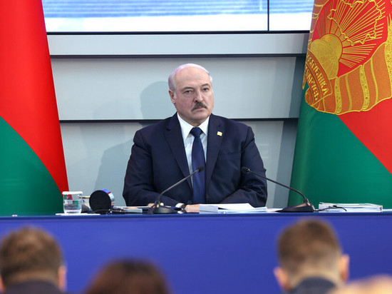 Лукашенко заявил о западном сценарии "удара в спину" России