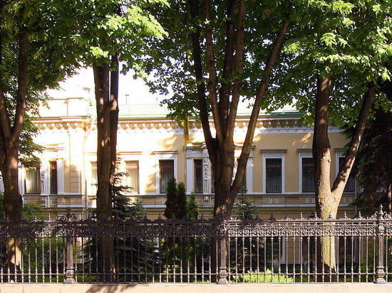 МИД Украины начал эвакуацию посольства в Москве