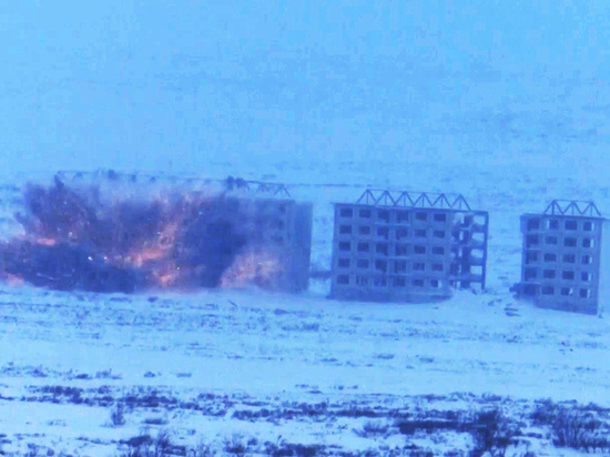 Опубликовано видео объявленных Путиным ракетных учений: дома взрываются