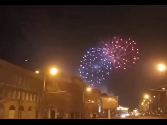 Донецк осветили праздничные салюты после признания Путиным ДНР и ЛНР
