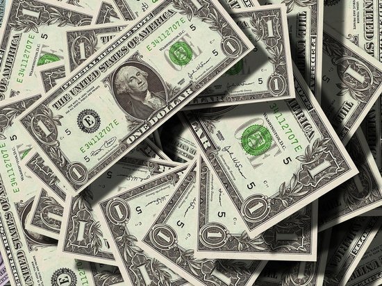 Курс доллара впервые за неделю опустился ниже 77 рублей