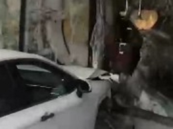 В Москве автомобиль влетел в витрину магазина