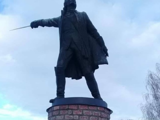 На Украине снесли памятник Суворову в рамках "десоветизации"