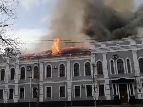 Здание СБУ в Чернигове загорелось после попадания снаряда
