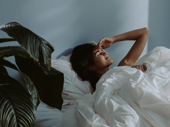 Названы три причины, почему полезно спать без одежды